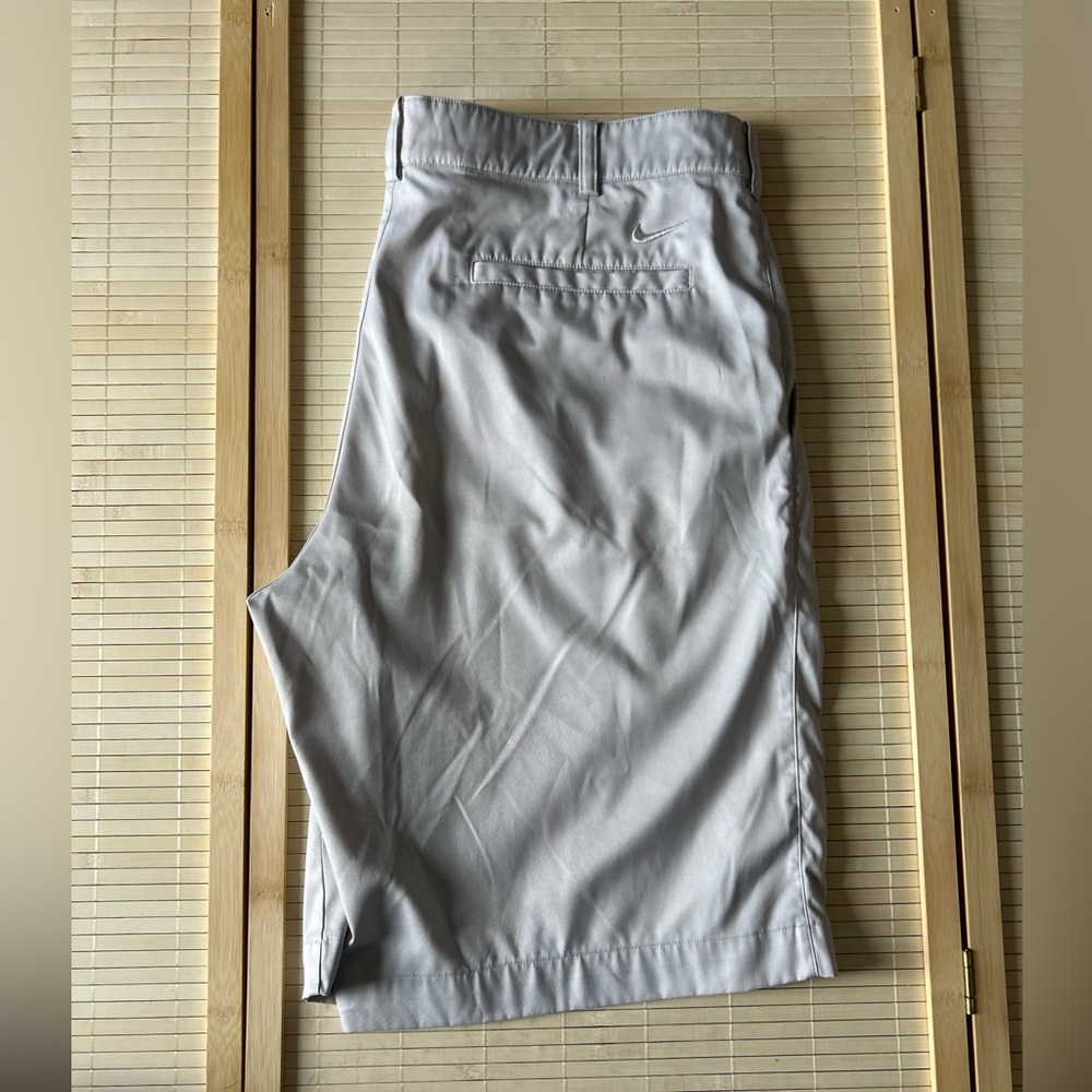 Tan nike tour performance golf shorts
Size:34
Like new condition - Picture 3 of 4
